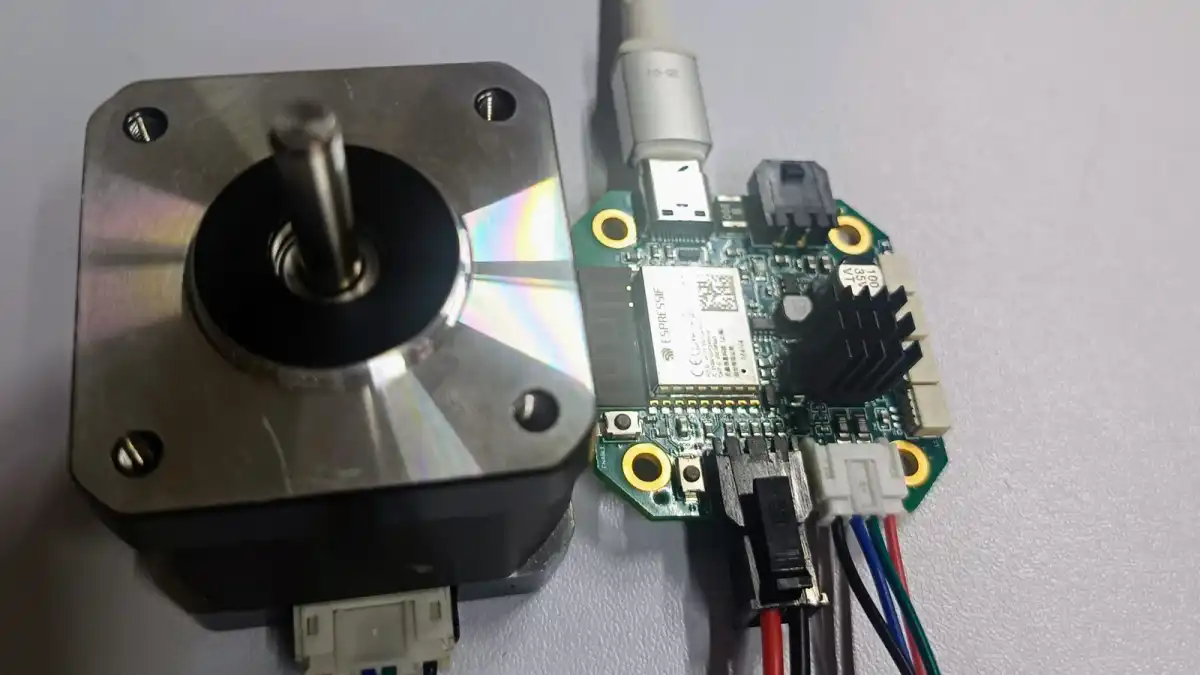 NEMA 17 motor with CANStepper board mounted on the rear, showing encoder magnet and alignment